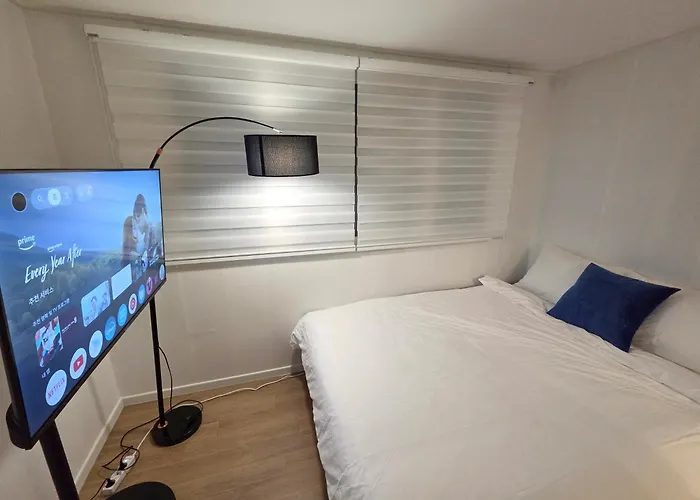 Apartment The Mediance, 1 Minute To Samgakji Area, 2 Rooms, 3 Beds, Myeongdong, Hongdae, Itaewon, Station, Maximum 4 People, Hybe, Airport Bus Seoul