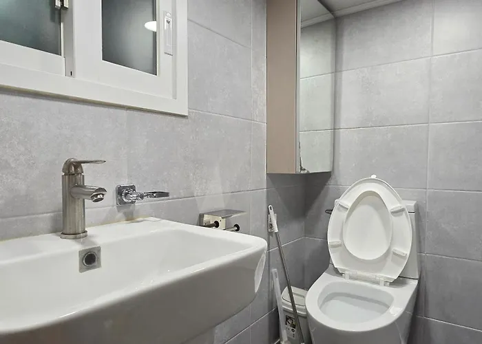 The Mediance, 1 Minute To Samgakji Area, 2 Rooms, 3 Beds, Myeongdong, Hongdae, Itaewon, Station, Maximum 4 People, Hybe, Airport Bus * Seoul