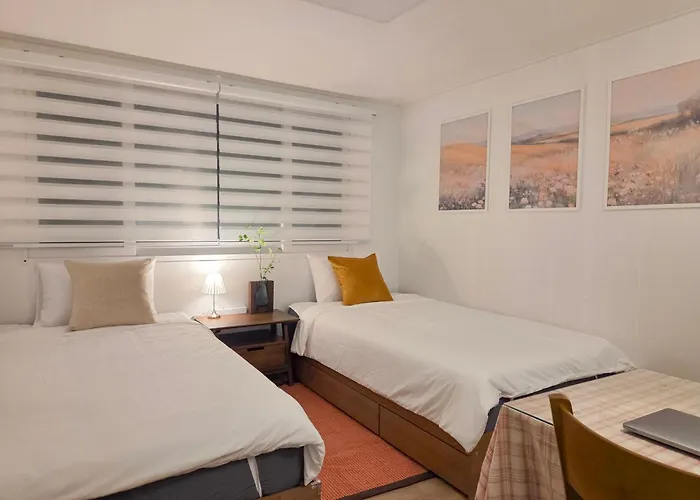 The Mediance, 1 Minute To Samgakji Area, 2 Rooms, 3 Beds, Myeongdong, Hongdae, Itaewon, Station, Maximum 4 People, Hybe, Airport Bus *