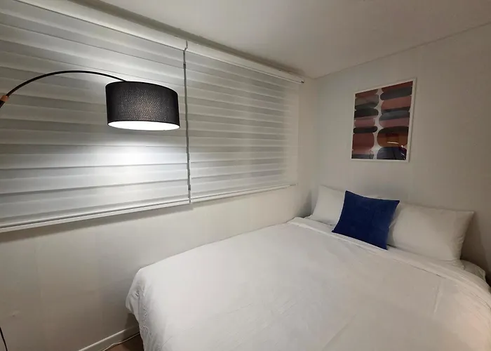 The Mediance, 1 Minute To Samgakji Area, 2 Rooms, 3 Beds, Myeongdong, Hongdae, Itaewon, Station, Maximum 4 People, Hybe, Airport Bus *