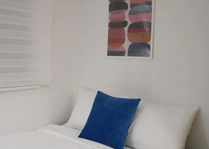 The Mediance, 1 Minute To Samgakji Area, 2 Rooms, 3 Beds, Myeongdong, Hongdae, Itaewon, Station, Maximum 4 People, Hybe, Airport Bus *