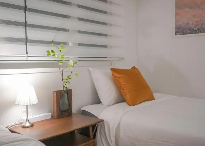 Apartment The Mediance, 1 Minute To Samgakji Area, 2 Rooms, 3 Beds, Myeongdong, Hongdae, Itaewon, Station, Maximum 4 People, Hybe, Airport Bus *