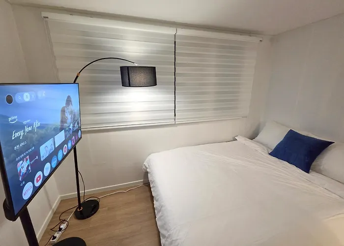 Apartment The Mediance, 1 Minute To Samgakji Area, 2 Rooms, 3 Beds, Myeongdong, Hongdae, Itaewon, Station, Maximum 4 People, Hybe, Airport Bus *